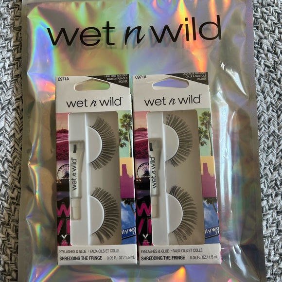 Wet n Wild 2 Pairs of False Eyelashes w/ Lash Glue Medium Length - Picture 1 of 3